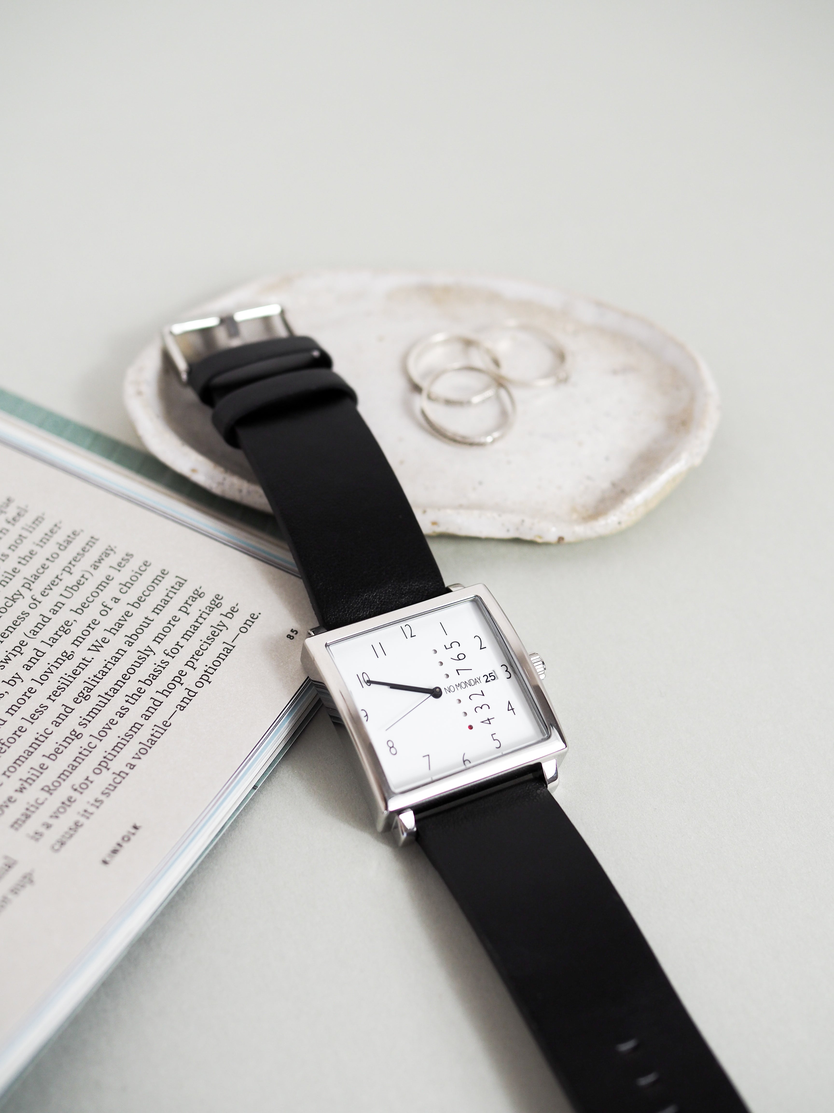 NoMonday スクエアウォッチ Unisex Square Watch with Date, Weekday, Leather Band | NO MONDAY